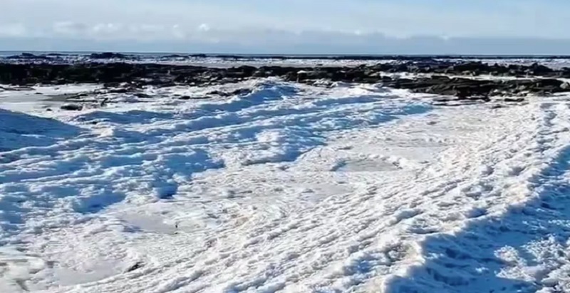 Frío extremo en Tierra del Fuego: las olas del mar se congelaron en el norte de la provincia