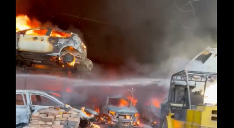 Impresionante incendio en un desarmadero de autos en Maipú