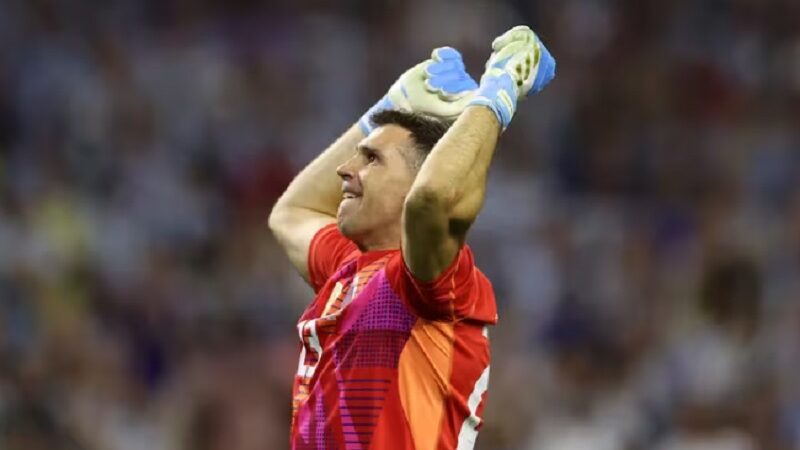 La FIFA sancionó al Dibu Martínez por pegarle a una cámara en la derrota de la Selección