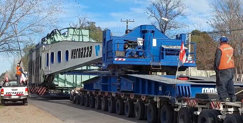 Megaestructura de 110 metros de largo circuló por los caminos de Alvear