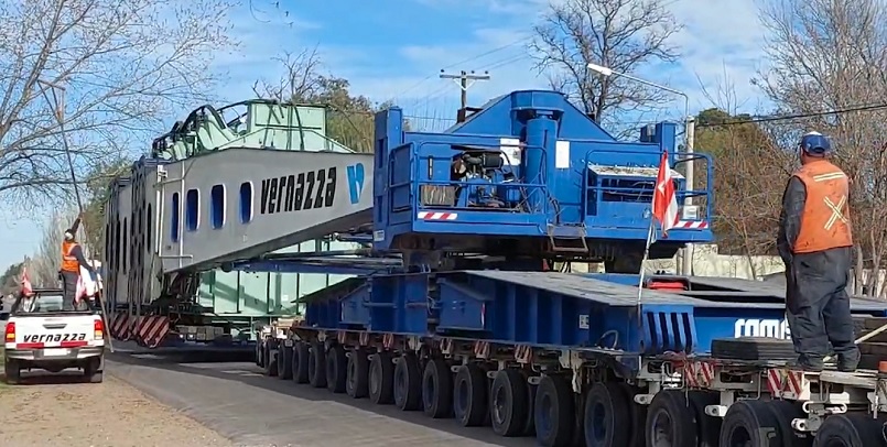 Megaestructura de 110 metros de largo circuló por los caminos de Alvear