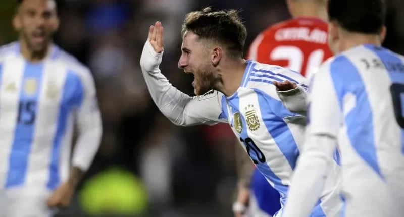 La Selección argentina goleó 3-0 a Chile y se mantiene como único líder