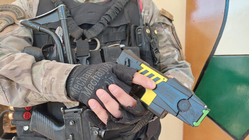 El Gobierno comprará pistolas Taser para fortalecer el equipamiento de la Policía de Mendoza