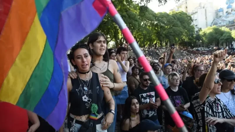 Masiva “Asamblea Antifascista LGBTQ+” repudió a Javier Milei en Parque Lezama: “Nunca más al closet”