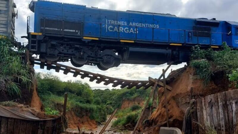 Salta: se rompió un puente y un tren quedó colgado en un precipicio
