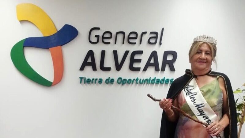 El Intendente Alejandro Molero recibió a la Reina del Adulto Mayor, Nélida Arancibia