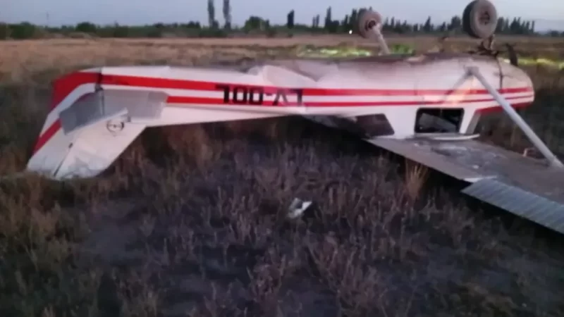 Una avioneta cayó en un barrio privado de San Rafael y terminó volcada