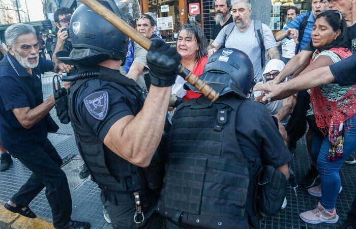 Tensión frente al Congreso en la protesta de los jubilados: manifestantes se enfrentaron con la policía