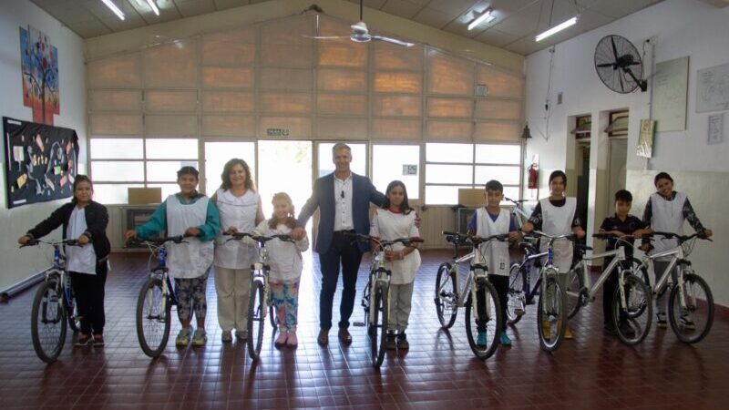 Entrega de bicicletas recuperadas a los alumnos de la escuela Amado Sad