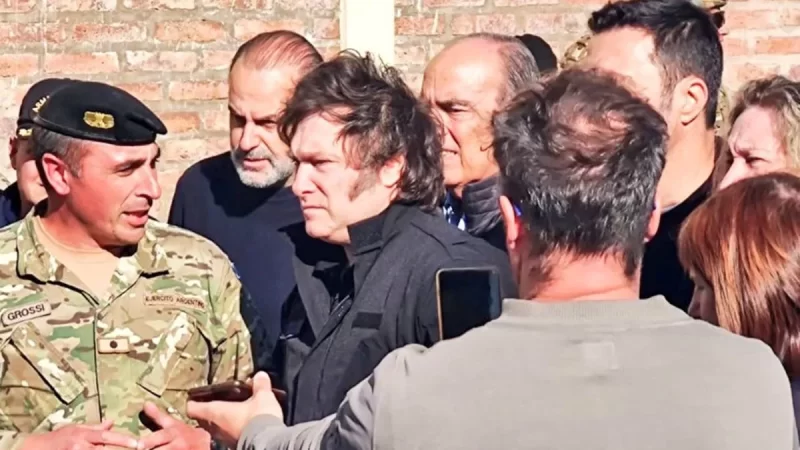 Javier Milei llegó a Bahía Blanca para supervisar la asistencia tras la tragedia climática