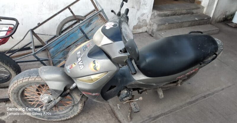 Sospechoso detenido con una moto sin papeles