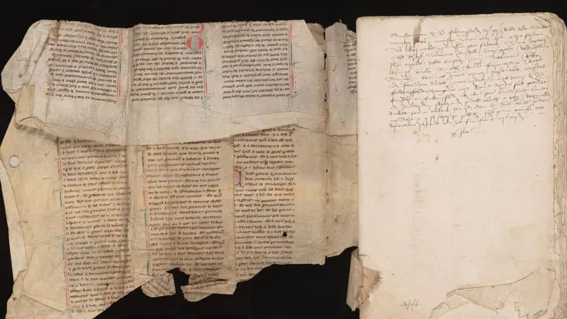 El manuscrito perdido por 400 años sobre la leyenda del rey Arturo y el mago Merlín hallado dentro de un libro