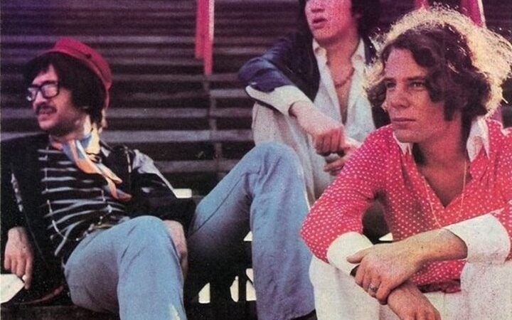 La música en El Eternauta: rock argentino de los 70, la voz eterna de Mercedes Sosa y la poesía como bandera