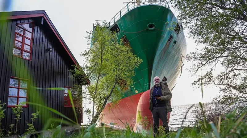 El hombre en Noruega que despertó en la mañana y encontró un enorme buque de carga en su jardín