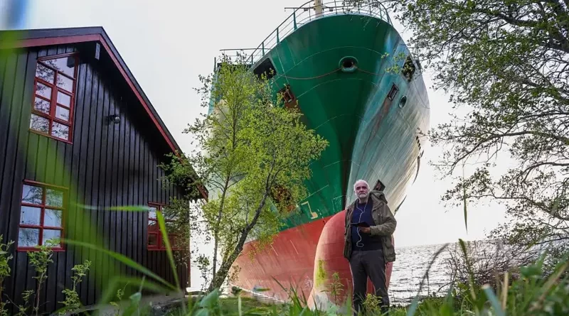 El hombre en Noruega que despertó en la mañana y encontró un enorme buque de carga en su jardín