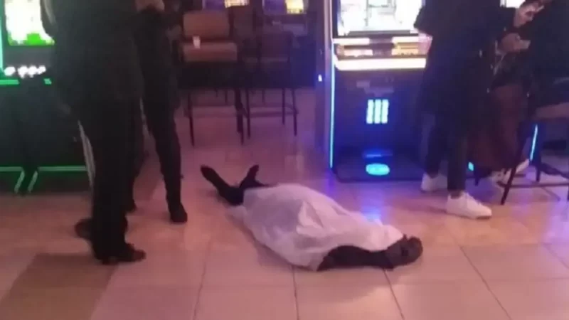 Una jubilada murió en un bingo y siguieron apostando junto al cadáver