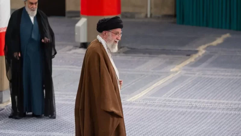 El líder supremo de Irán amenaza con ‘daños irreparables’ si EE. UU. se une a la guerra
