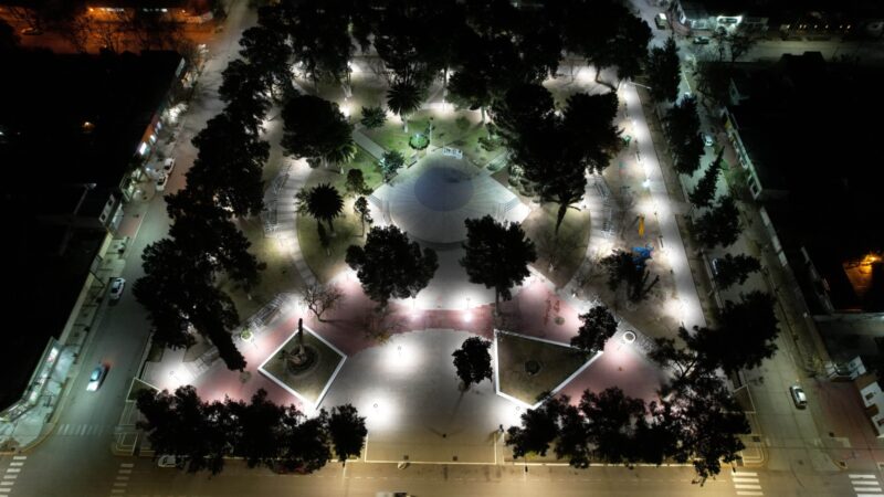 Bowen renovó por completo la luminaria de su plaza distrital con tecnología LED