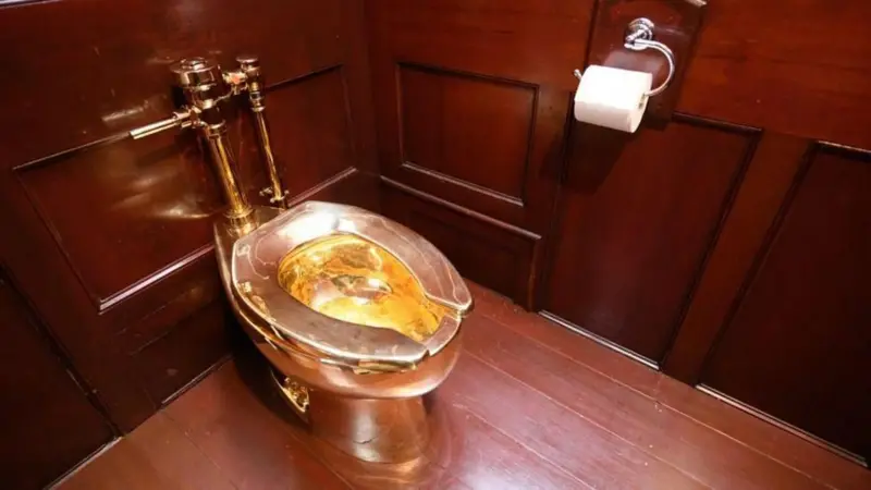 La increíble historia de cómo se robaron de un palacio británico un inodoro de oro que valía más de US$6 millones