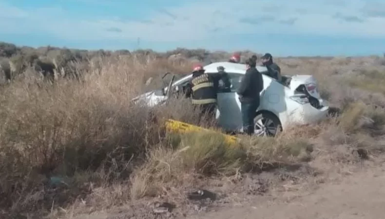 Estuvo 10 horas atrapado luego de perder el control de su auto y volcar