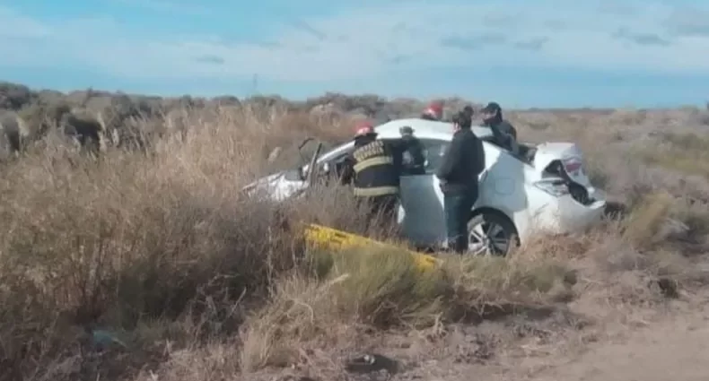 Estuvo 10 horas atrapado luego de perder el control de su auto y volcar