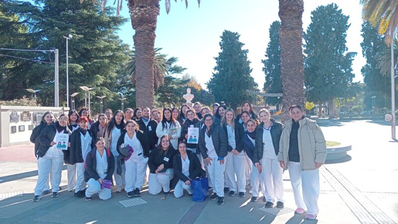 Estudiantes de la carrera de enfermería realizaron controles de presión en la plaza principal
