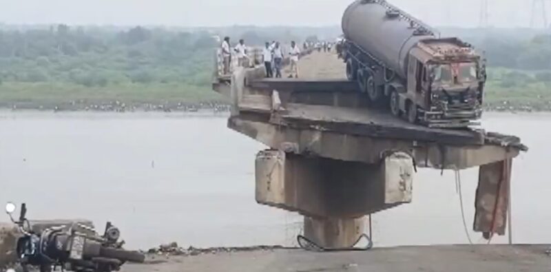 Tragedia en India: hay al menos nueve muertos por el colapso de un puente y la caída de varios vehículos al agua