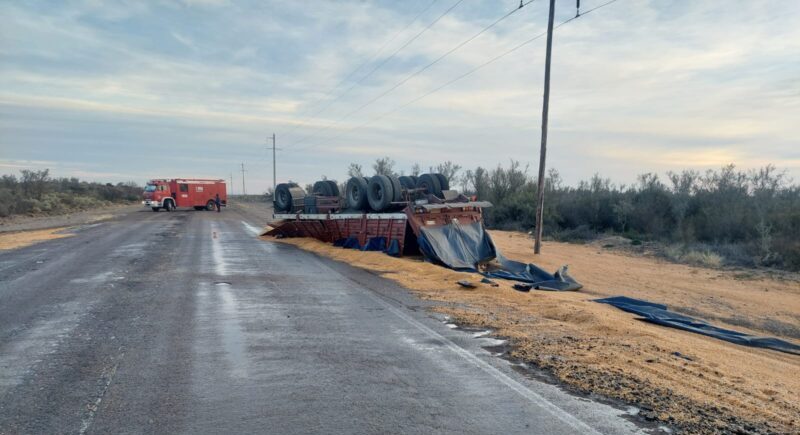 Volcó un acoplado en Real del Padre