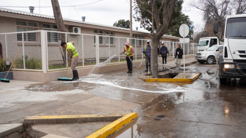 La Municipalidad realizó un operativo de limpieza en el Hospital Enfermeros Argentinos