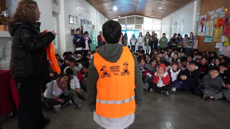 Entrega de chalecos refractarios a escuelas rurales en General Alvear