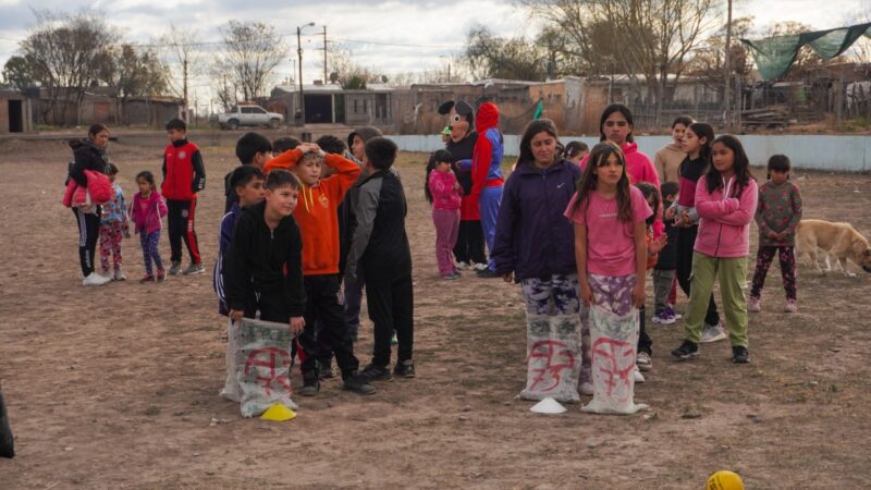 Gran festejo por el Día del niño en el barrio Isla Gorostiague: juegos, chocolate y alegría para toda la comunidad