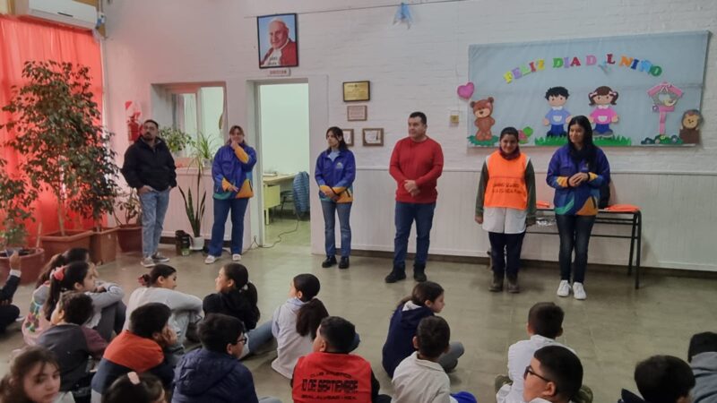 Avanza el programa “Camino Seguro a la Escuela” con nuevas entregas de pecheras reflectivas