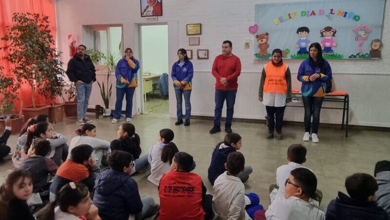 Avanza el programa “Camino Seguro a la Escuela” con nuevas entregas de pecheras reflectivas