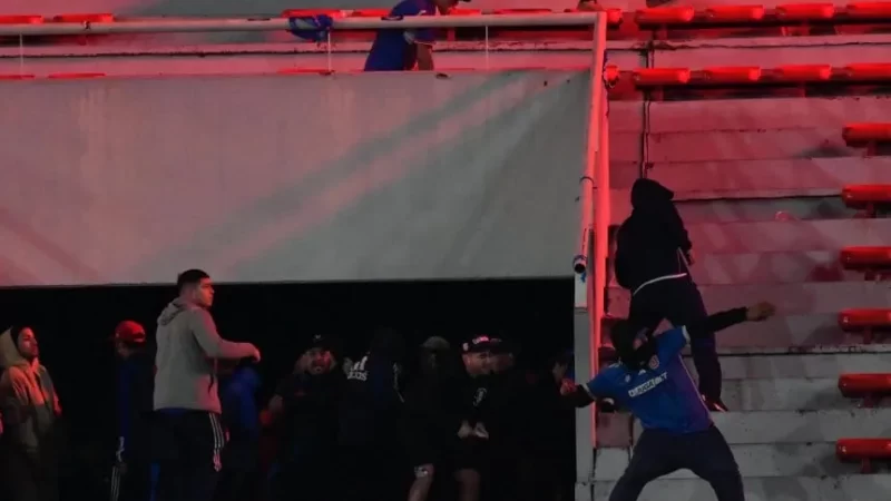 Independiente vs. U. de Chile: se suspendió el partido por incidentes entre los hinchas
