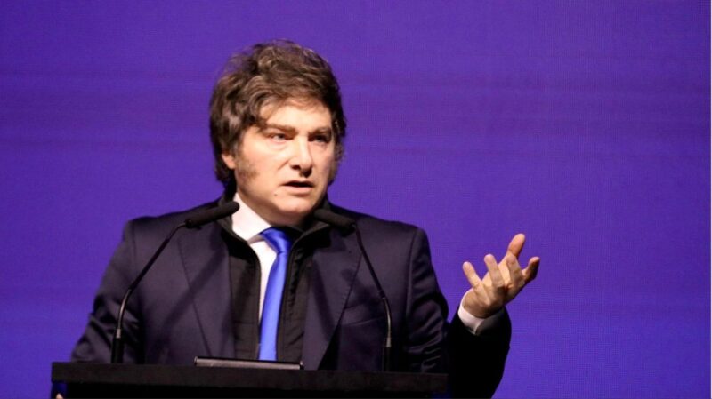Milei se prepara para firmar el decreto que habilita el aumento de sueldos para sus funcionarios
