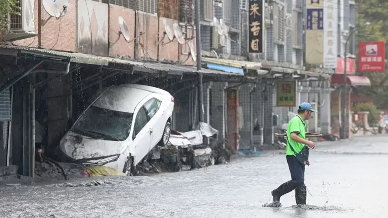 “La reina de las tormentas”: las imágenes del supertifón Ragasa que deja al menos 17 muertos en Taiwán