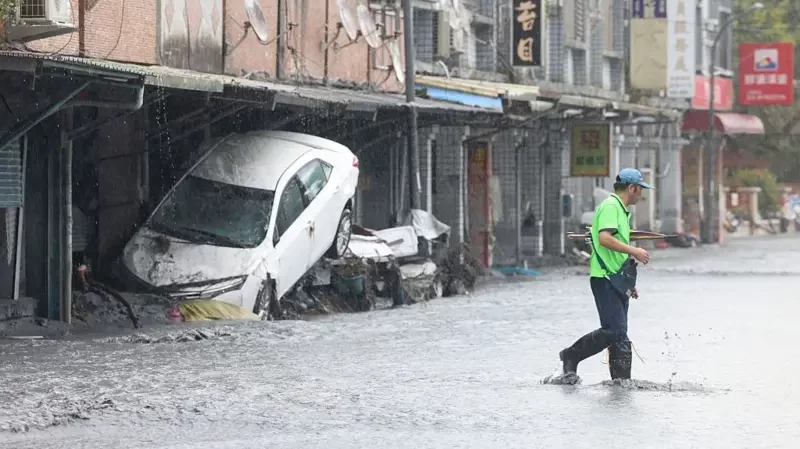 “La reina de las tormentas”: las imágenes del supertifón Ragasa que deja al menos 17 muertos en Taiwán