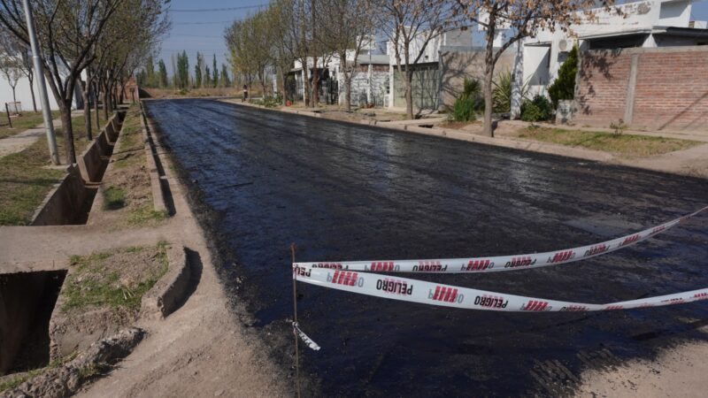 El plan de asfalto sigue adelante en Alvear Oeste