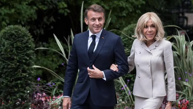 Emmanuel Macron presentará “pruebas científicas” ante un tribunal de EE.UU. para demostrar que su esposa, Brigitte, es mujer