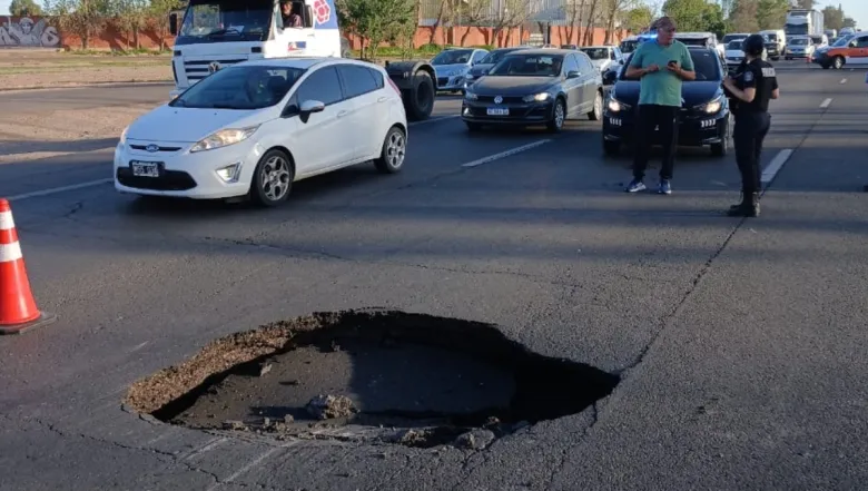 Socavón generó caos de tránsito en el Acceso Sur