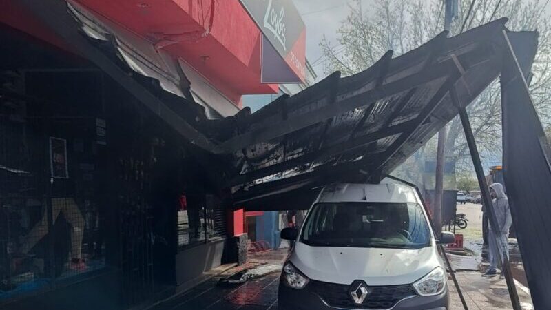 La tormenta causó caída de techos en San Carlos