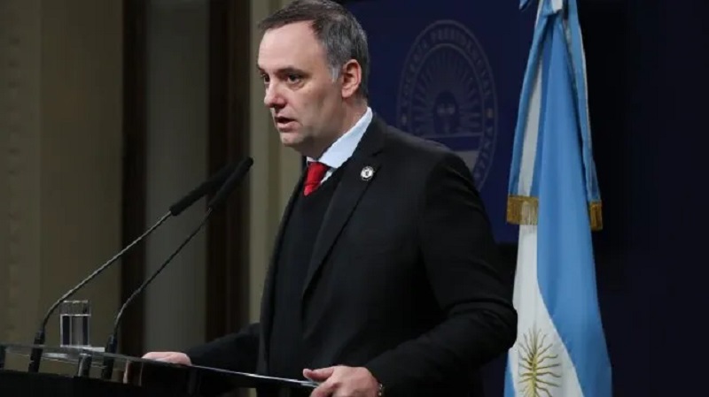 El furcio de Manuel Adorni sobre Javier Milei: “Si hay alguien comprometido con la corrupción, ese es el Presidente”