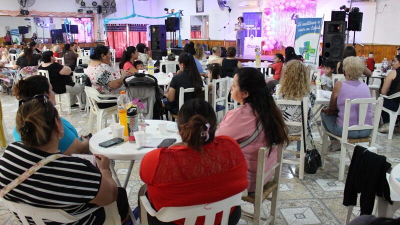 Emotivo festejo del Día de la Madre en el Barrio San Carlos