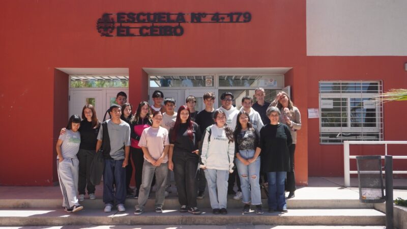La comuna entregó un termotanque solar a la Escuela El Ceibo para impulsar la eficiencia energética
