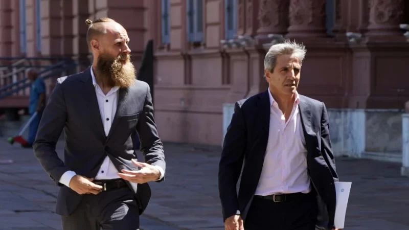 Barclays durísimo con Caputo: Argentina no crece, las reservas están peor que antes de Milei y la deuda aumentó