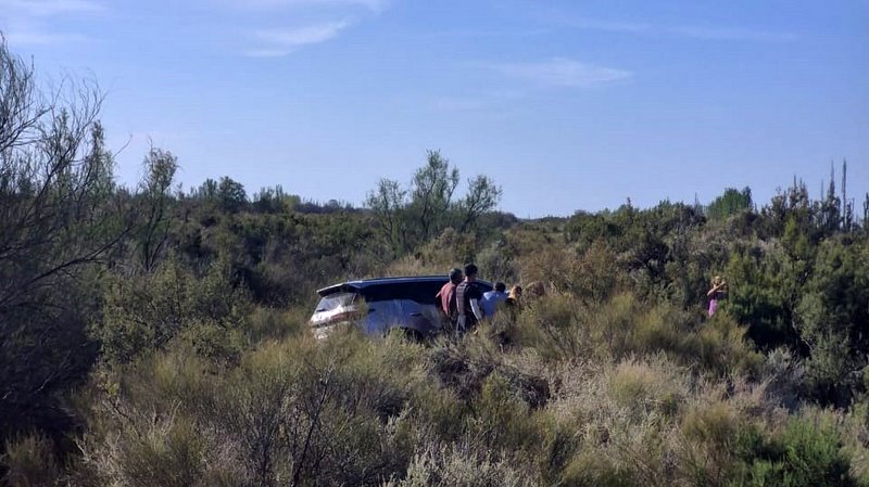 Perdió el domínio y terminó a orillas de un desague