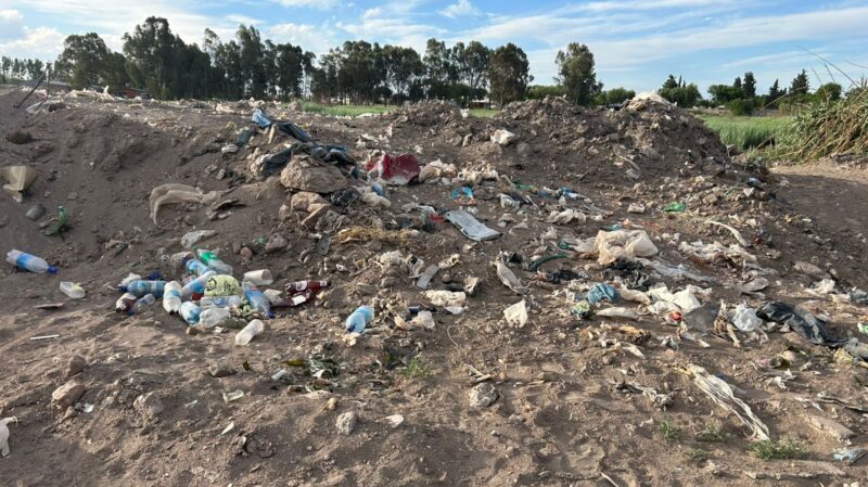 Siguen tirando basura en un espacio que el municipio había recuperado