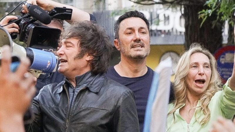 Javier Milei en Mendoza: “No se dejen ganar por el pesimismo”, la arenga del Presidente en otro breve discurso de campaña
