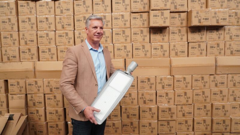 Molero anunció la compra récord de luminarias LED