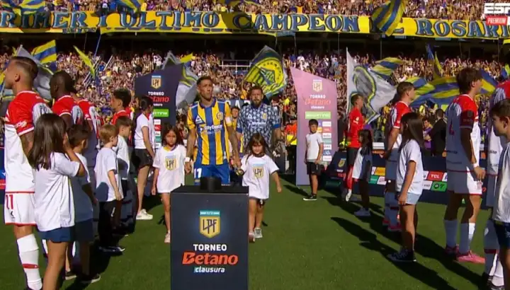 De espaldas: el polémico pasillo de campeón que Estudiantes le hizo a Rosario Central